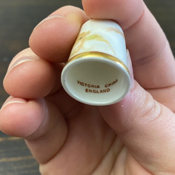 Victoria China England Bone China Thimble Harvest Mouse Poppy Gold Rim Vintage - Picture 3 of 3